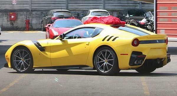 เผยภาพถ่ายรถสปอร์ตแบบ ferrari f12 gto  speciale บนถนนจริง